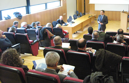 Santos Pavón de Cooperación Universitaria, presentando la jornada