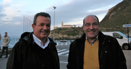 Foto: José Antonio Pérez y Juan Hernández, con el faro de Cudillero (Asturias) al fondo, iluminando la Universidad española.