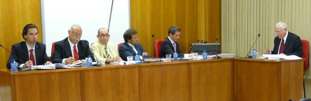 De izquierda a derecha, los profesores Fdez. Llera, Canales, Berrueta, Barahona y Dehling escuchando al doctorando Helio MIleski.