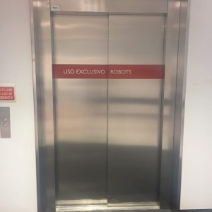 Hoy mismo, un ascensor del Hospital Universitario Central de Asturias (HUCA): "uso exclusivo de robots".