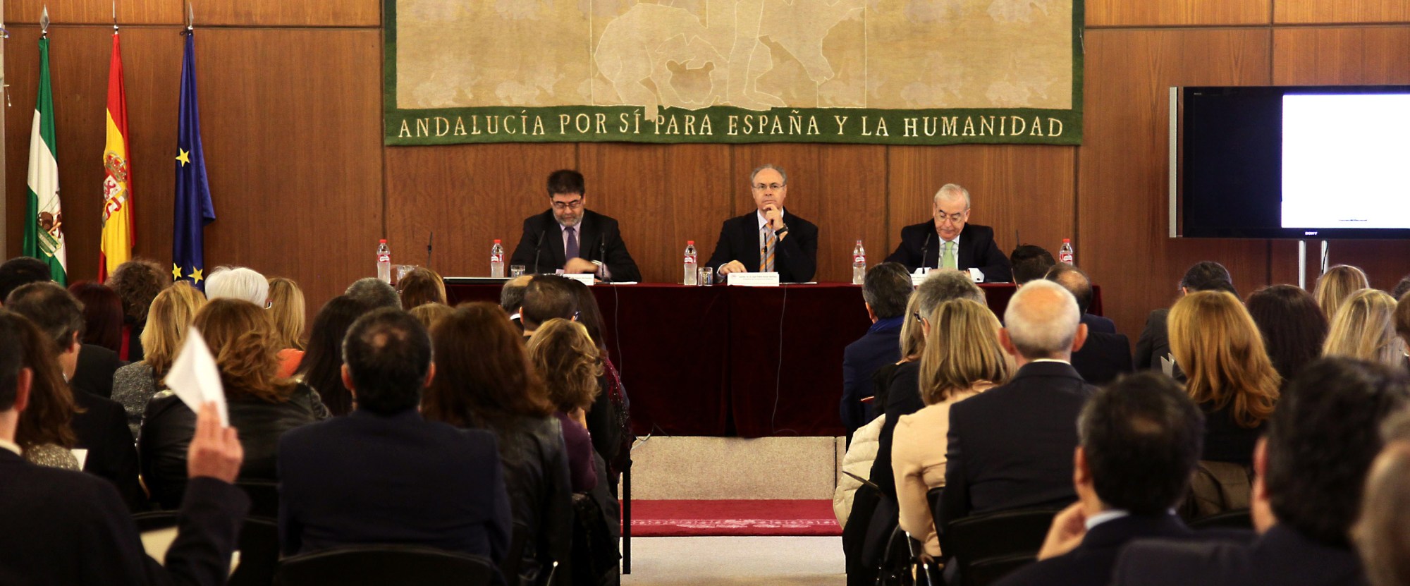 Inaugurando la Jornada, de izquierda a derecha, Antonio Lopez (presidente de la Cámara de Cuentas), Juan Pablo Duran (presidente del Parlamento andaluz) y Jesús Encabo (Presidente del Consejo de Cuentas de Castilla y Léón)