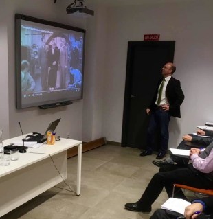 Javier García, presentando un comité de recepción en el film "Tiempos modernos"