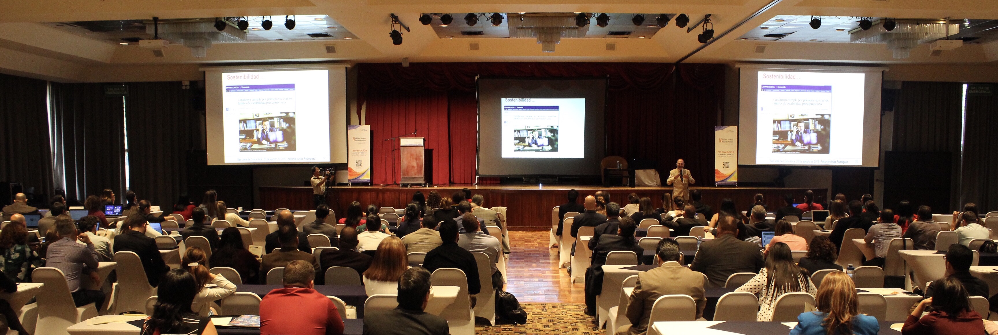 ¿Debe regularse la vestimenta del funcionario?