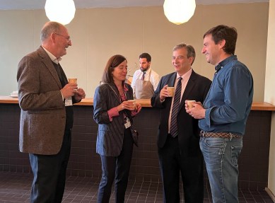 El valioso café de los congresos, Carmen debatiendo con el Secretario General del Tribunal de Cuentas, Carlos Cubillo. Antonio Arias y José Adserias